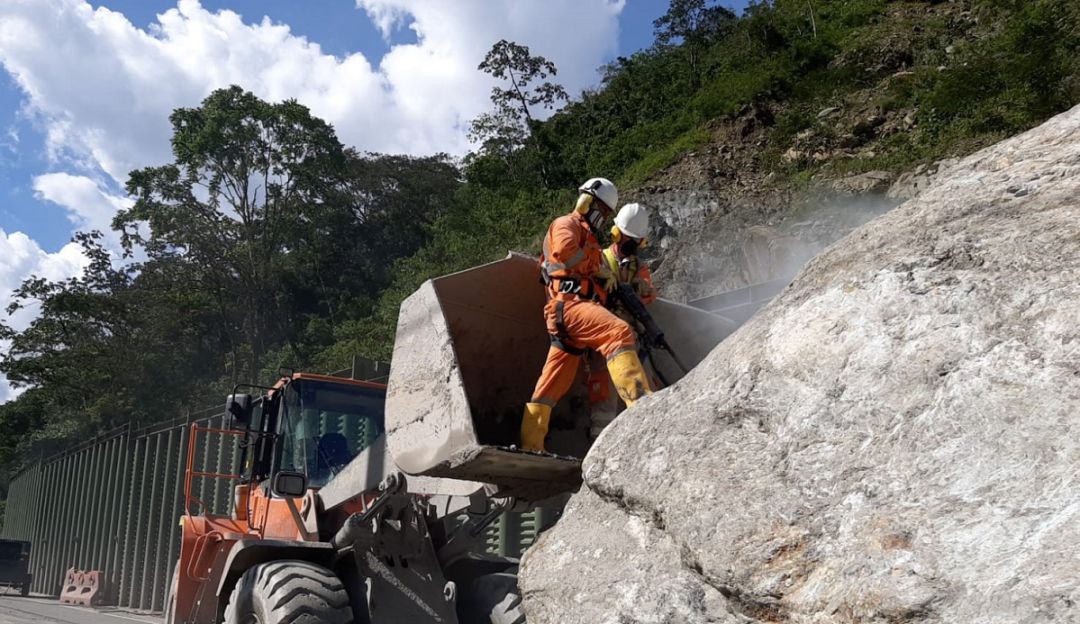 Roca sobre la vía al Llano Roca sobre la vía al Llano