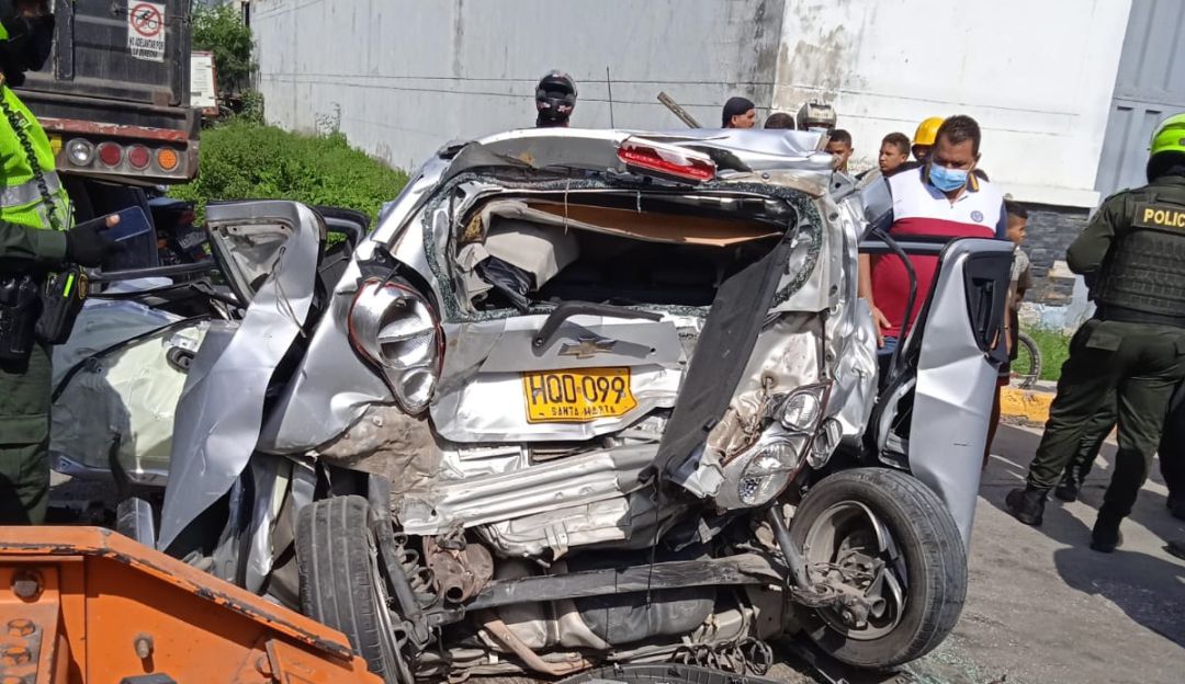 Vehículo destruido en el accidente en la zona portuaria de Barranquilla. Vehículo destruido en el accidente en la zona portuaria de Barranquilla.