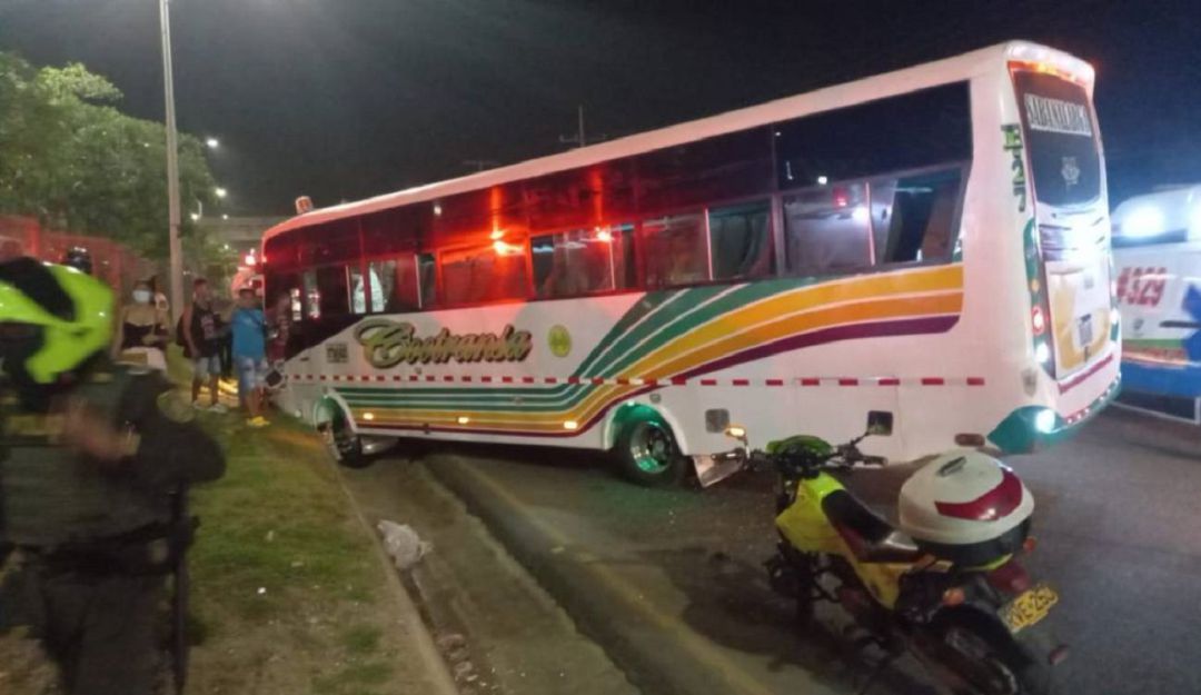 Bus intermunicipal que se accidentó durante un atraco en la carretera de la Circunvalar
Bus intermunicipal que se accidentó durante un atraco en la carretera de la Circunvalar