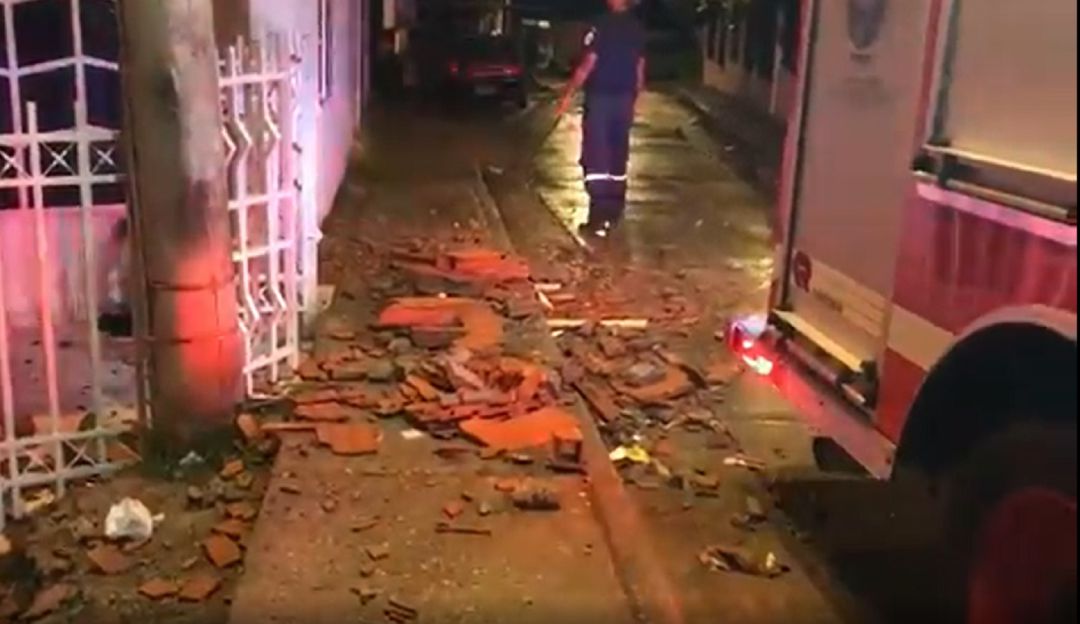 La pared se cayó por las fuertes brisas que azotaron a la capital de Bolívar. El hecho ocurrió en el Camino del Medio La pared se cayó por las fuertes brisas que azotaron a la capital de Bolívar. El hecho ocurrió en el Camino del Medio