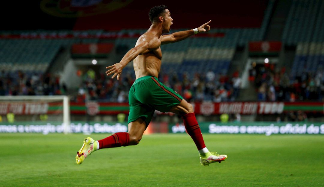 Cristiano Ronaldo festeja su gol 111 con Portugal y el de la victoria 2-1 ante Irlanda. Cristiano Ronaldo festeja su gol 111 con Portugal y el de la victoria 2-1 ante Irlanda.