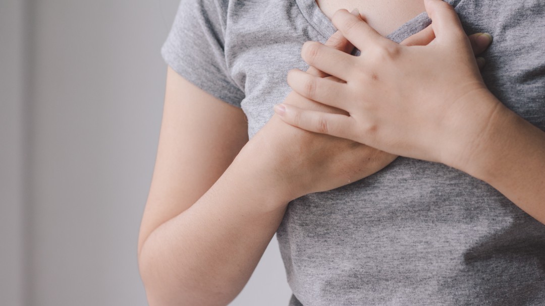 Estrés laboral aumentaría accidentes cardiacos en mujeres