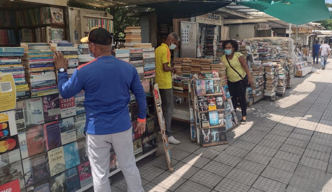 Los tradicionales comerciantes de textos, aseguran que quieren ayudarse vendiendo artesanías y el gobierno local lo impide Los tradicionales comerciantes de textos, aseguran que quieren ayudarse vendiendo artesanías y el gobierno local lo impide