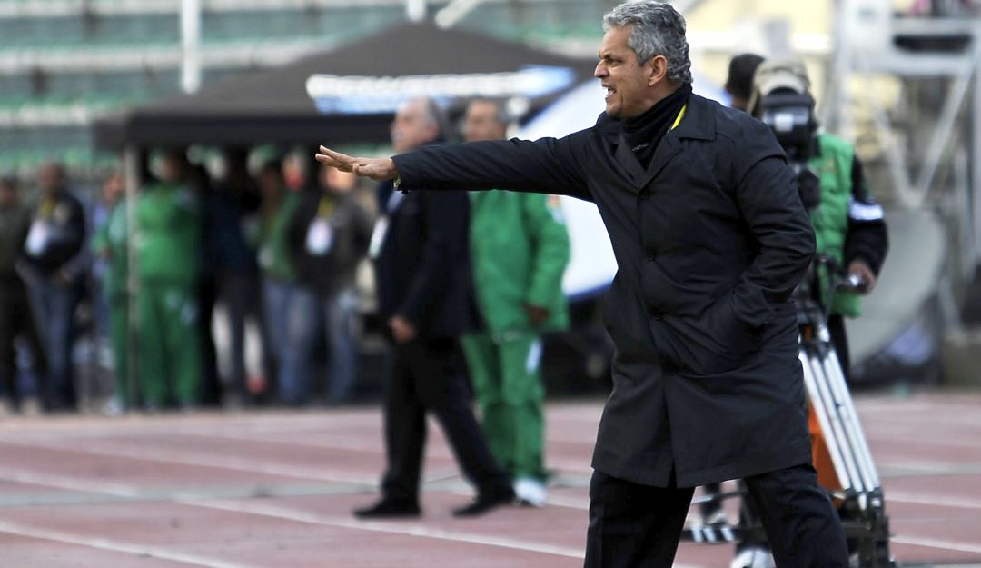 Reinaldo Rueda dirigiendo a Ecuador ante Bolivia en La Paz en 2013 Reinaldo Rueda dirigiendo a Ecuador ante Bolivia en La Paz en 2013