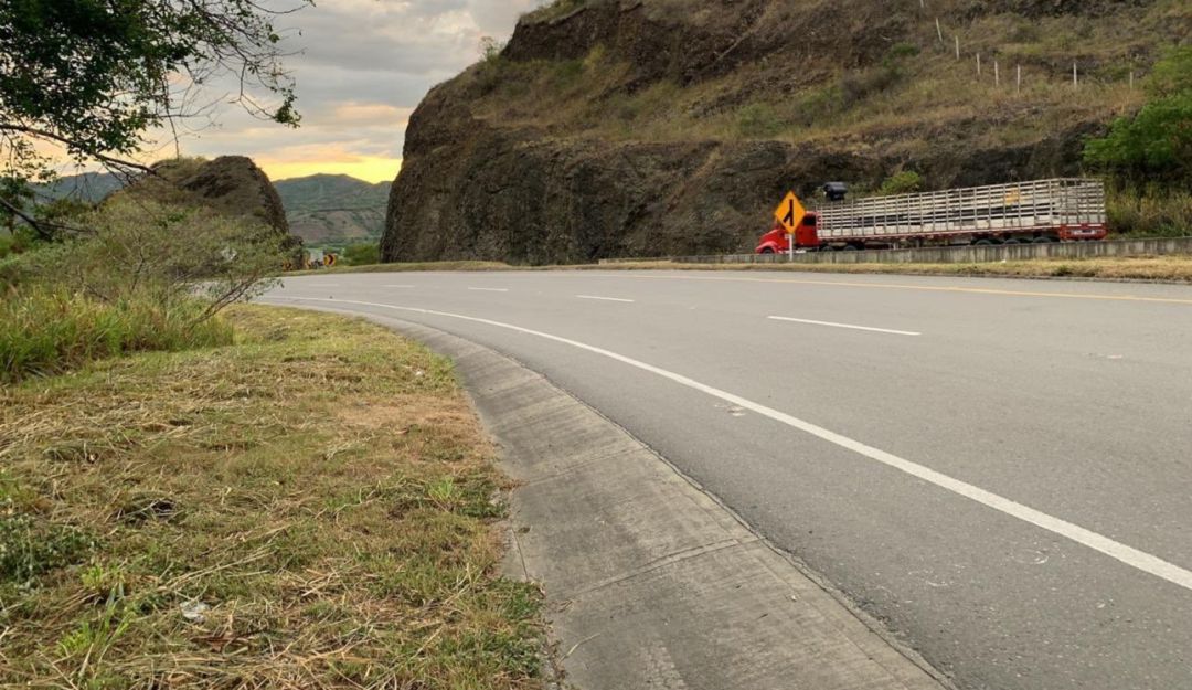 El proyecto comprende la construcción, rehabilitación y mantenimiento de 310 km de vía, entre los departamentos del Valle del Cauca y Cauca. El proyecto comprende la construcción, rehabilitación y mantenimiento de 310 km de vía, entre los departamentos del Valle del Cauca y Cauca.