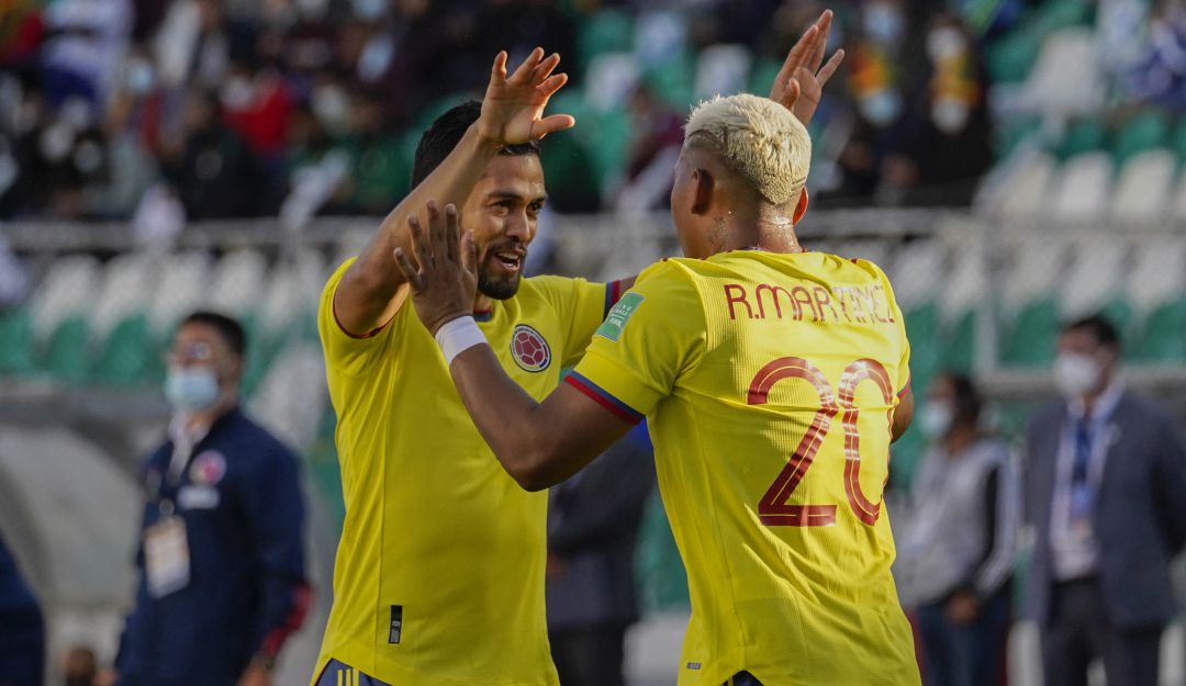 Andrés Andrade festeja junto a Roger Martínez el gol de Colombia. Andrés Andrade festeja junto a Roger Martínez el gol de Colombia.
