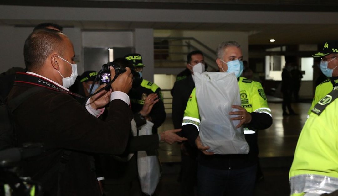 El presidente Iván Duque se puso la nueva chaqueta de la Policía El presidente Iván Duque se puso la nueva chaqueta de la Policía
