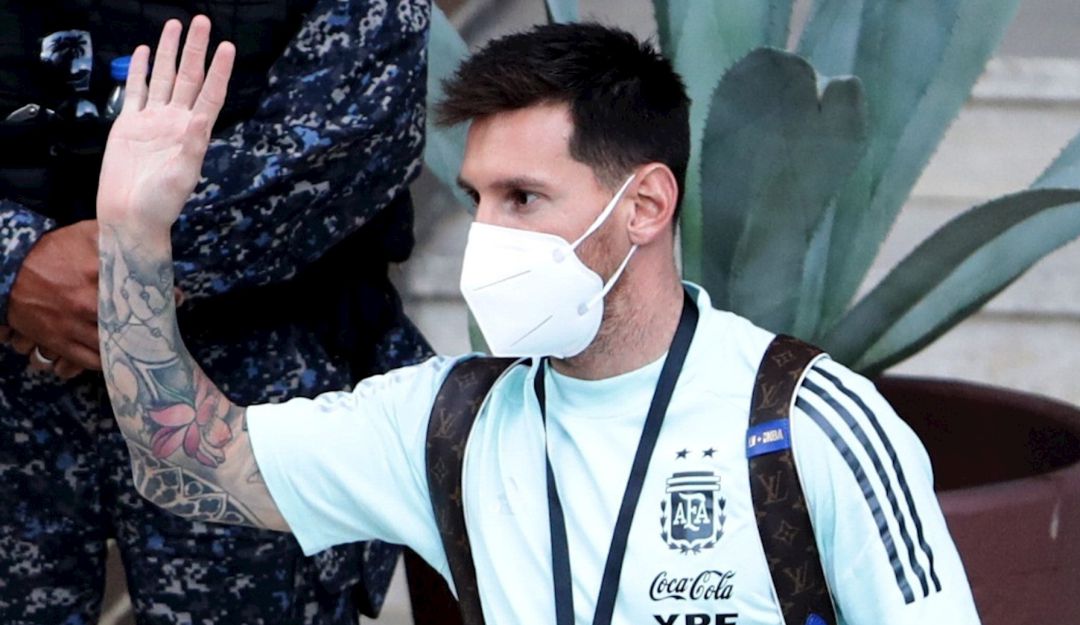 Lionel Messi fue visto cojeando en su llegada a territorio brasileño. Lionel Messi fue visto cojeando en su llegada a territorio brasileño.