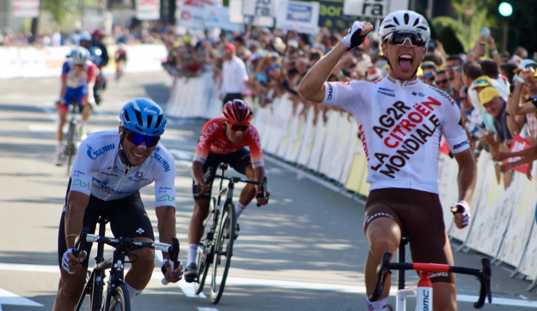 Nairo Quintana cruza la meta tras el francés Bernoit Conesfroy, ganador de la carrera. Nairo Quintana cruza la meta tras el francés Bernoit Conesfroy, ganador de la carrera.