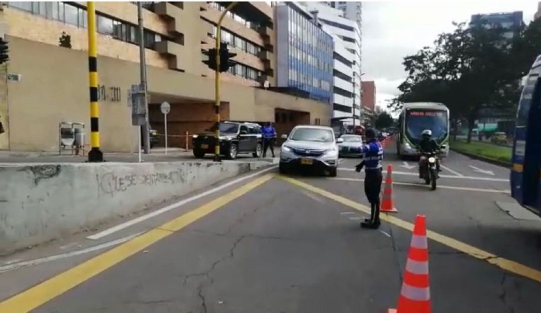 Habilitan reversible en la calle 85 para descongestionar la subida a La Calera Habilitan reversible en la calle 85 para descongestionar la subida a La Calera