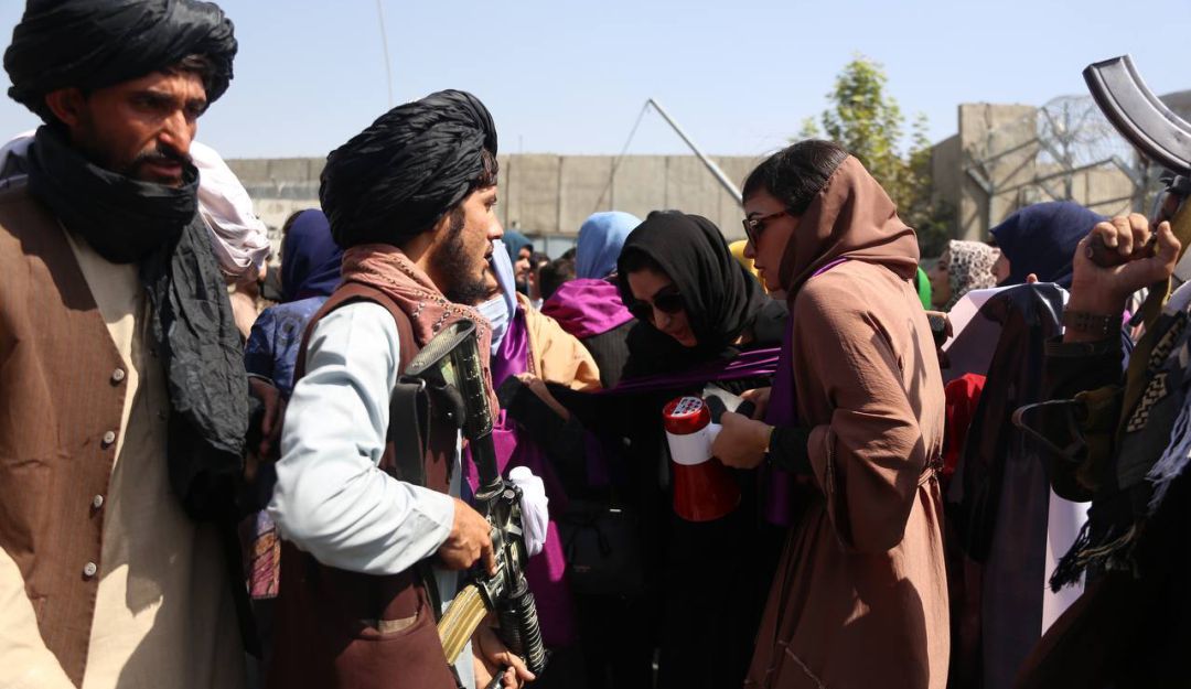 Talibanes intervienen en una manifestación de mujeres afganas que exigen garantizar sus derechos. Talibanes intervienen en una manifestación de mujeres afganas que exigen garantizar sus derechos.