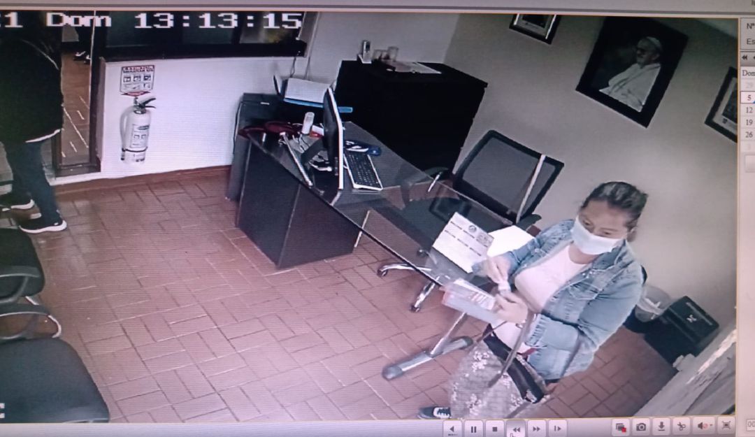 Mujer roba en iglesia Mujer roba en iglesia