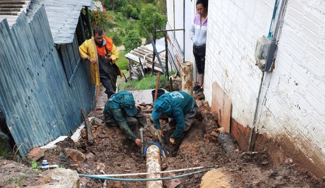 Deslizamiento provocó ruptura de un tubo del Acueducto en Ciudad Bolívar Deslizamiento provocó ruptura de un tubo del Acueducto en Ciudad Bolívar