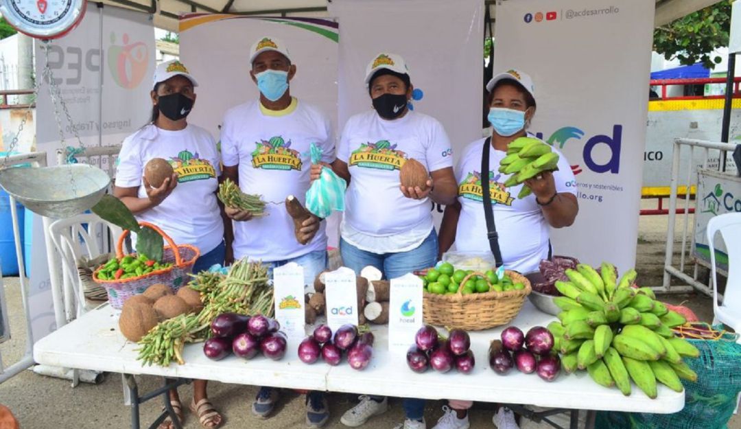 Plátano, ñame, yuca, aguacate, piña, mazorca, mora, gallina y ahuyama, fueron algunos de los productos que se ofrecieron Plátano, ñame, yuca, aguacate, piña, mazorca, mora, gallina y ahuyama, fueron algunos de los productos que se ofrecieron
