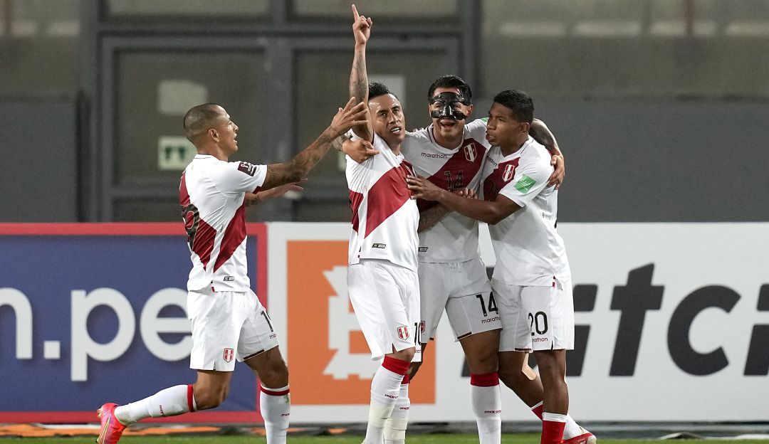 Christian Cueva festeja su anotación ante Perú. Christian Cueva festeja su anotación ante Perú.