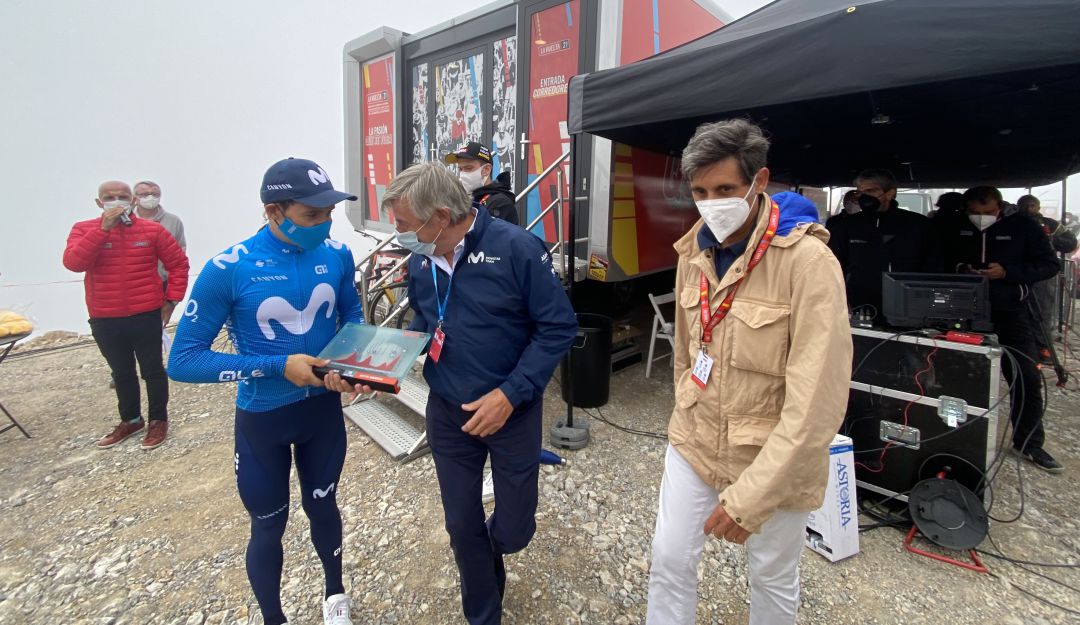 Miguel Ángel López y Eusebio Unzue tras el triunfo en la etapa 20 de La Vuelta a España. Miguel Ángel López y Eusebio Unzue tras el triunfo en la etapa 20 de La Vuelta a España.