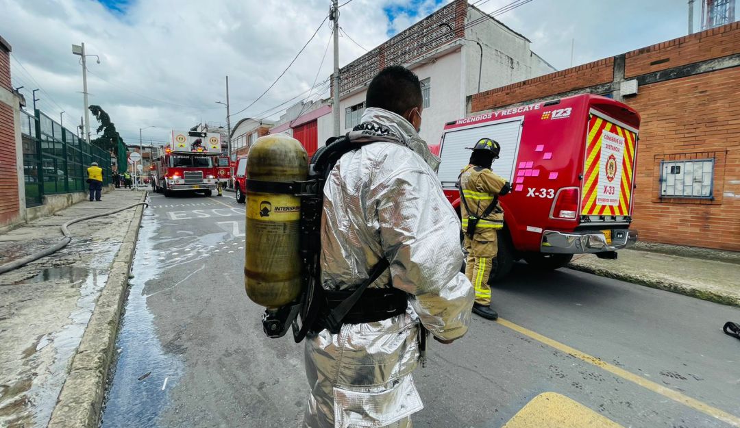 Incendio deja 2 viviendas afectadas y 10 vehículos incinerados en Bogotá Incendio deja 2 viviendas afectadas y 10 vehículos incinerados en Bogotá
