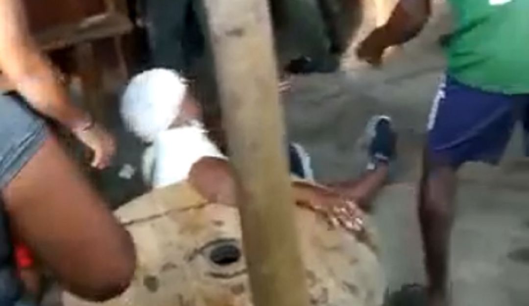 La víctima sufrió contusiones en costillas y uno de sus brazos tras ser presuntamente empujada por un uniformado La víctima sufrió contusiones en costillas y uno de sus brazos tras ser presuntamente empujada por un uniformado
