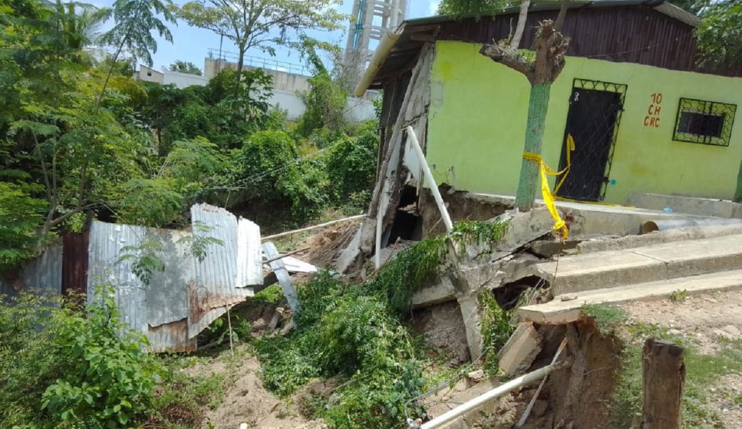 Las autoridades aseguran que un fenómeno de remoción de masa por abundante presencia de agua ha fracturado las vías y viviendas Las autoridades aseguran que un fenómeno de remoción de masa por abundante presencia de agua ha fracturado las vías y viviendas