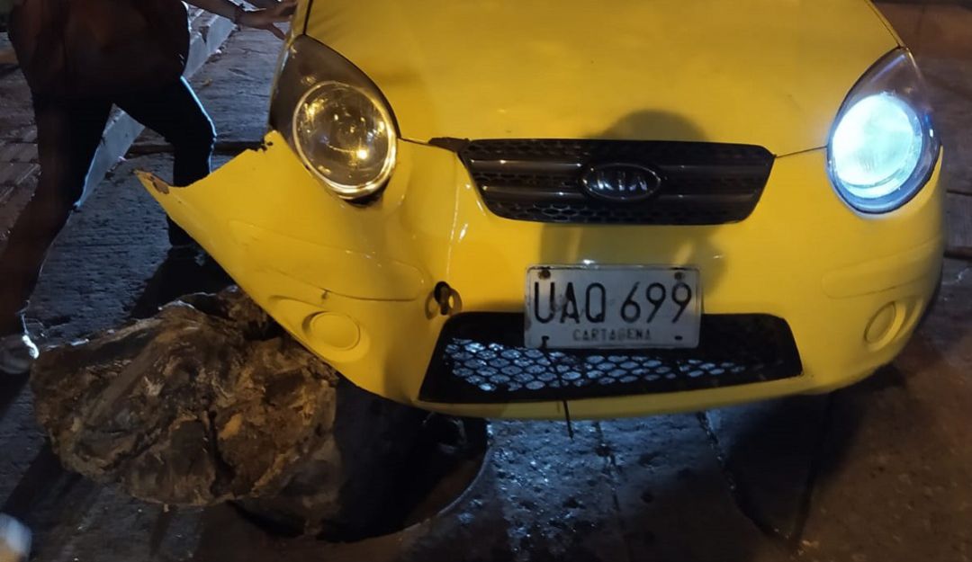 El más reciente hecho se presentó con un taxi que terminó con afectaciones en una de sus llantas y la defensa El más reciente hecho se presentó con un taxi que terminó con afectaciones en una de sus llantas y la defensa