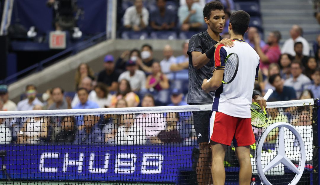 Auger-Aliassime y Alcaraz se despiden en la red tras el abandono del español. Auger-Aliassime y Alcaraz se despiden en la red tras el abandono del español.