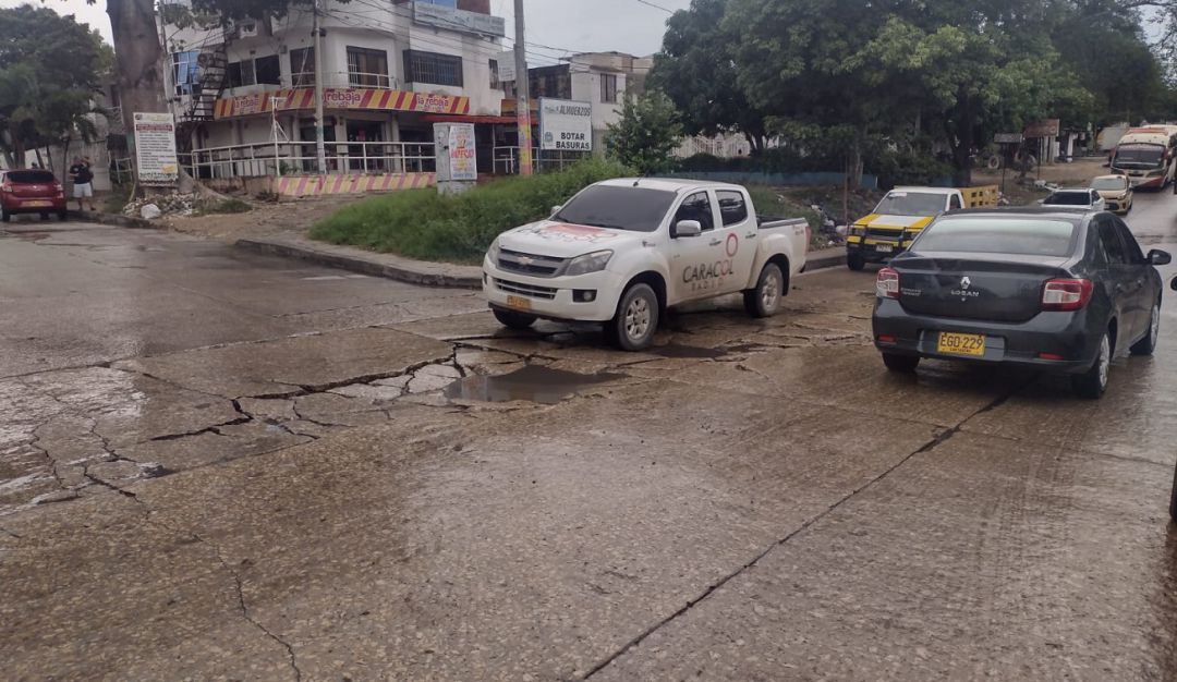 Son al menos seis losas que siguen hundiéndose a causa de las lluvias y el paso de los vehículos Son al menos seis losas que siguen hundiéndose a causa de las lluvias y el paso de los vehículos