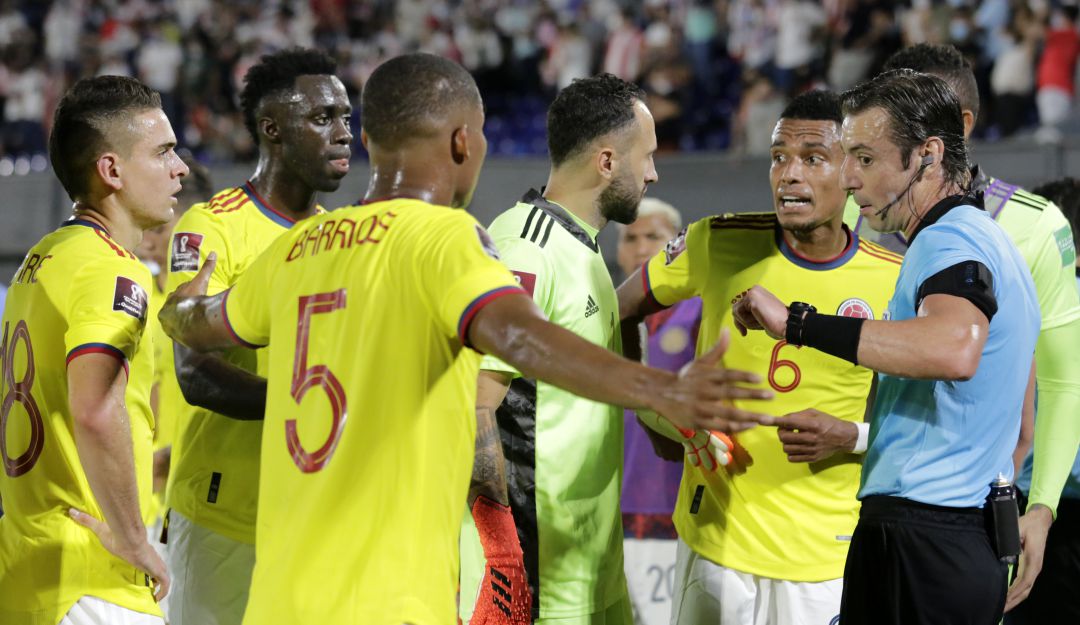 Futbolistas de la Selección Colombia reclamando en la amonestación a Wilmar Barrios ante Paraguay Futbolistas de la Selección Colombia reclamando en la amonestación a Wilmar Barrios ante Paraguay