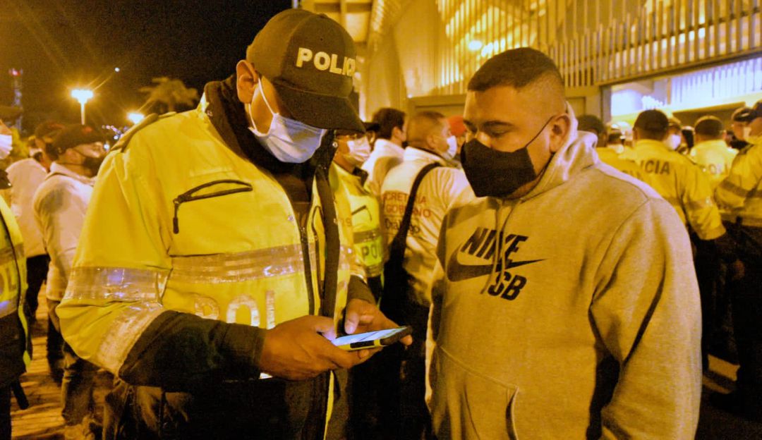 Hinchas de Nacional son individualizados por la Policía de Bogotá al terminar el juego ante Santa Fe en El Campín. Hinchas de Nacional son individualizados por la Policía de Bogotá al terminar el juego ante Santa Fe en El Campín.