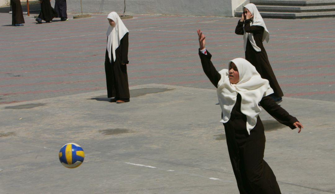 Niñas practicando volleyball en medio oriente. Niñas practicando volleyball en medio oriente.