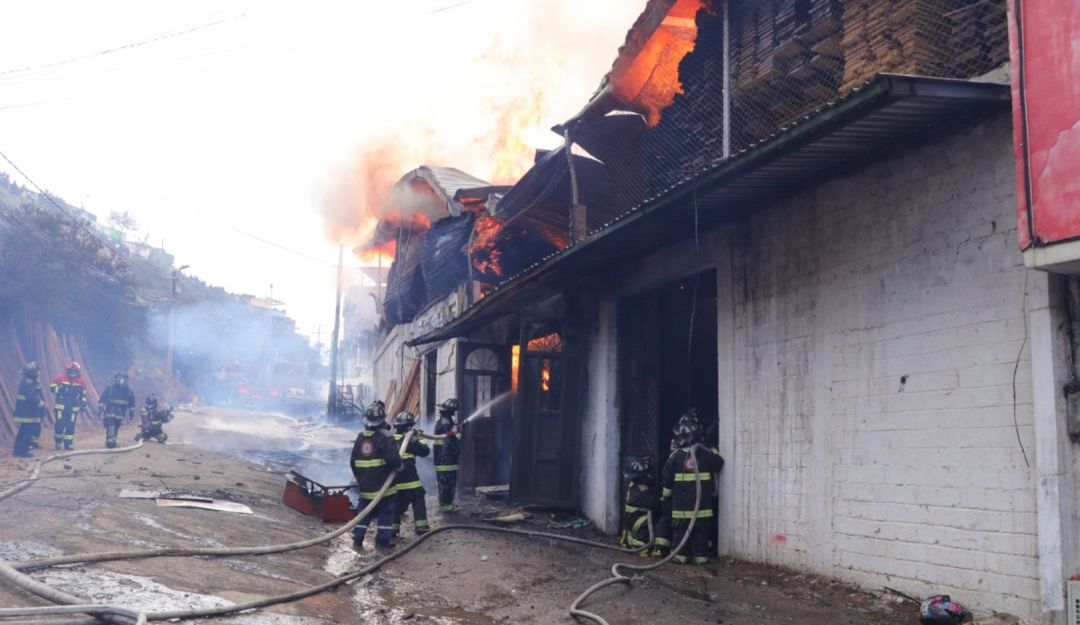 Incendio en una bodega de maderas Incendio en una bodega de maderas