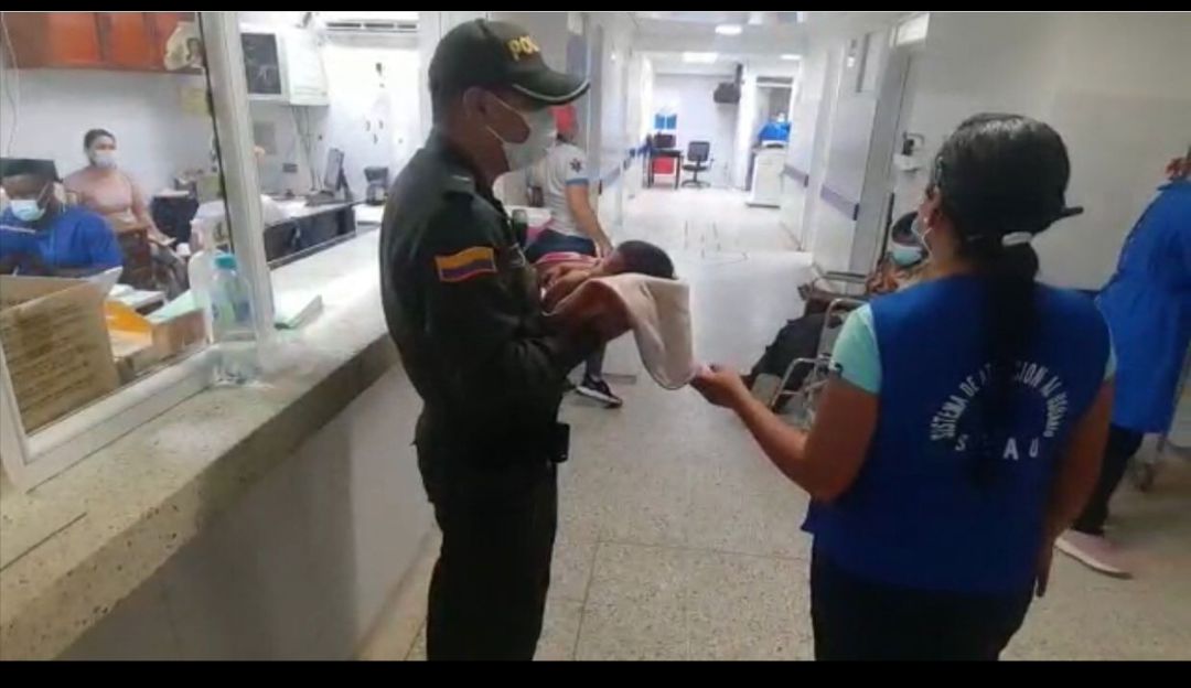 Una pareja de indígenas dejó caer a una menor desde una motocicleta Una pareja de indígenas dejó caer a una menor desde una motocicleta