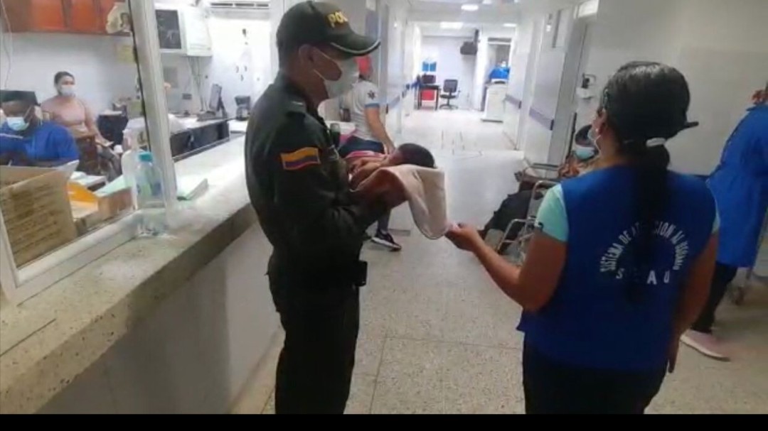 Una pareja de indígenas dejó caer a una bebé desde una motocicleta