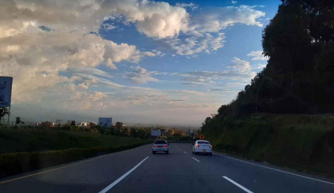 Autopistas del café al fondo la ciudad de Armenia Autopistas del café al fondo la ciudad de Armenia