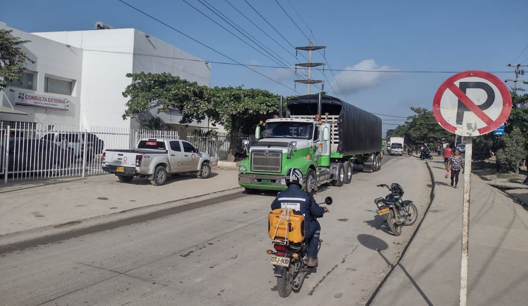 Barro, polvo, ruido y trancones, conforman el panorama que diariamente se vive en esta comunidad Barro, polvo, ruido y trancones, conforman el panorama que diariamente se vive en esta comunidad