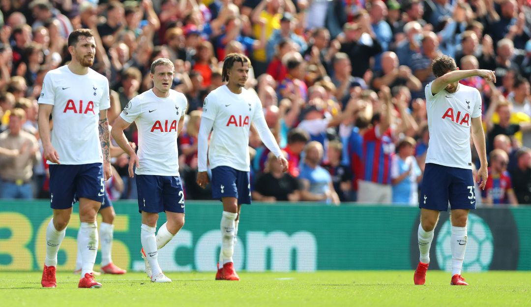 Los jugadores del Tottenham se lamentan tras la goleada ante el Crystal Palace. Los jugadores del Tottenham se lamentan tras la goleada ante el Crystal Palace.