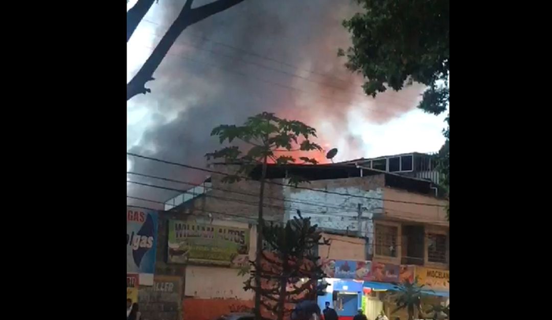 Incendio en el Troncal Carrera 11 # 41 - 94 barrio El Troncal Incendio en el Troncal Carrera 11 # 41 - 94 barrio El Troncal