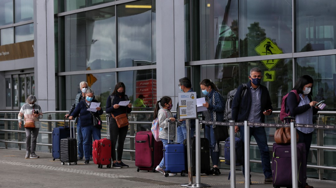 Demoras en el aeropuerto se da por vuelos no regulares