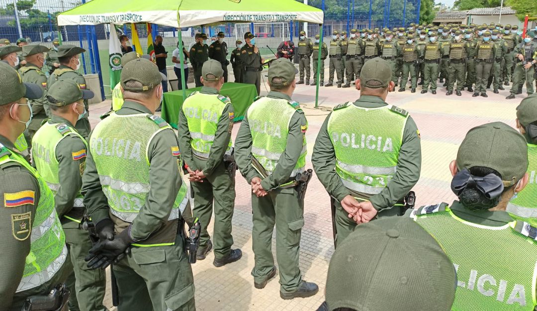 Miembros de la policía en medio de presentación Miembros de la policía en medio de presentación
