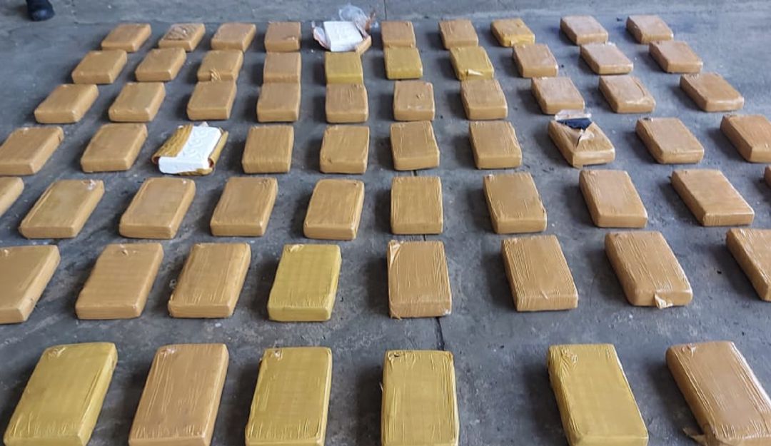 Con la incautación de estos 72 kilos de cocaína, según la Armada, se evitó la circulación y consumo de 180 mil dosis de cocaína a nivel internacional. Con la incautación de estos 72 kilos de cocaína, según la Armada, se evitó la circulación y consumo de 180 mil dosis de cocaína a nivel internacional.