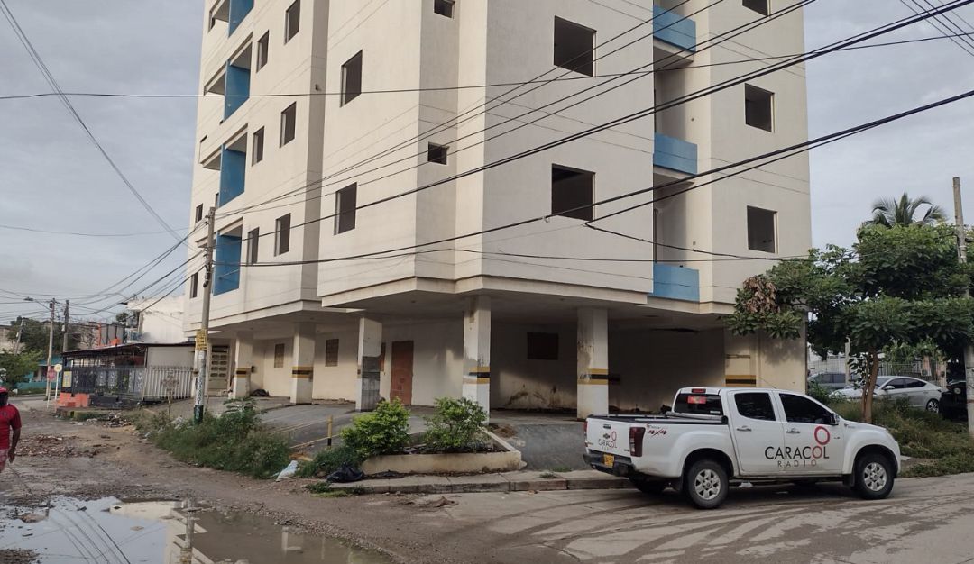 Vecinos aseguran que el inmueble se está inclinando Vecinos aseguran que el inmueble se está inclinando