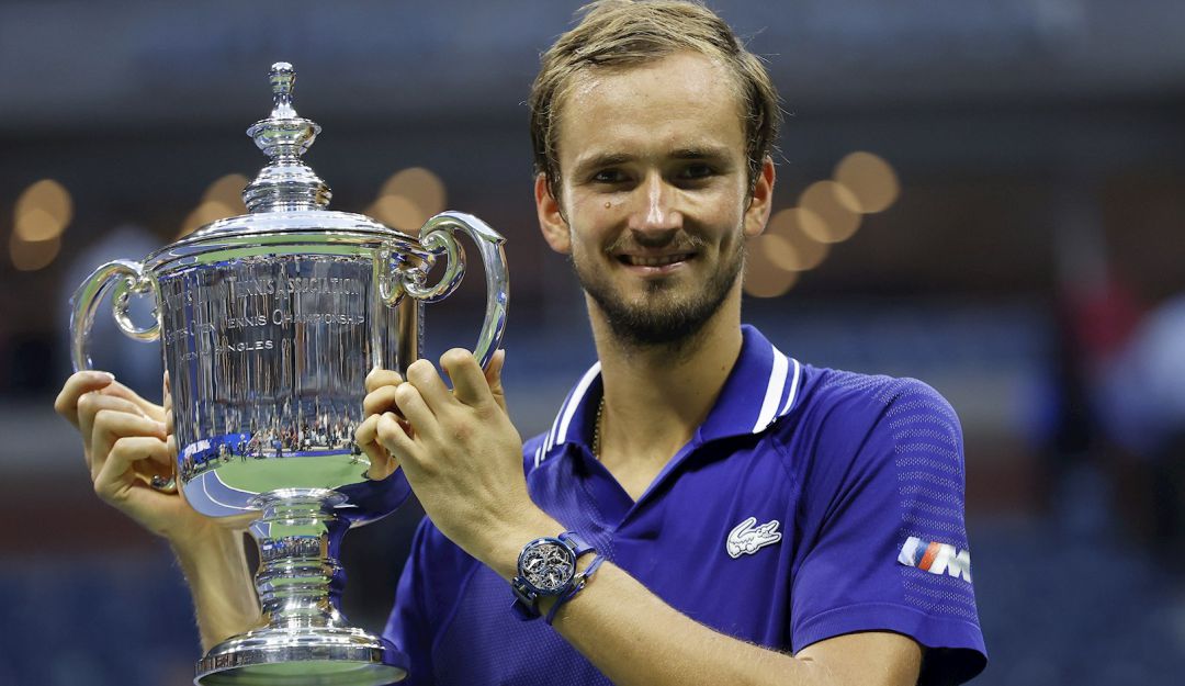 Daniil Medvedev posa con su primer trofeo de un Grand Slam. Daniil Medvedev posa con su primer trofeo de un Grand Slam.