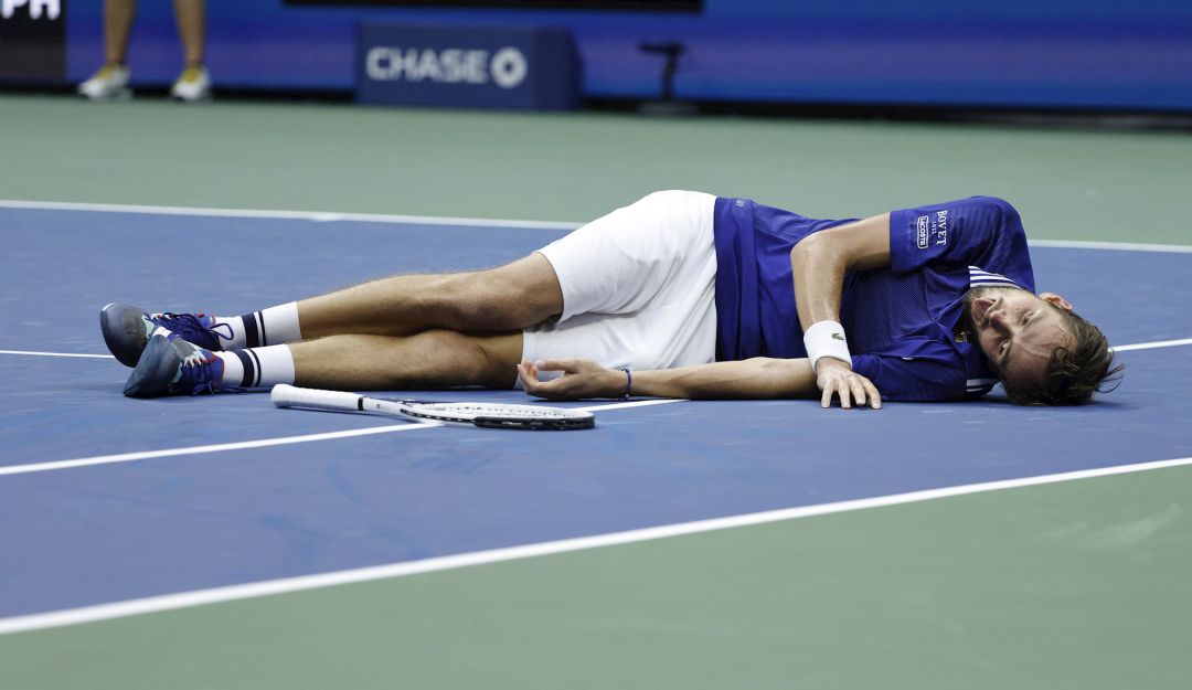 Daniil Medvedev celebra tras ganar su primer Grand Slam. Daniil Medvedev celebra tras ganar su primer Grand Slam.