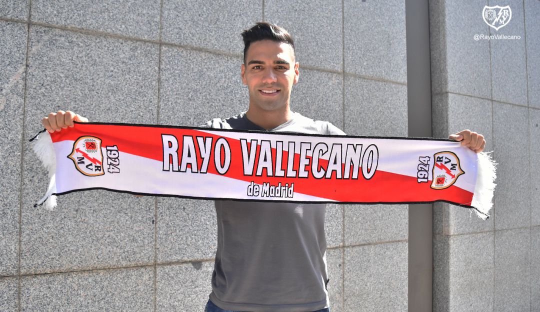 Falcao García confirmando su fichaje con el Rayo Vallecano en 2021 Falcao García confirmando su fichaje con el Rayo Vallecano en 2021