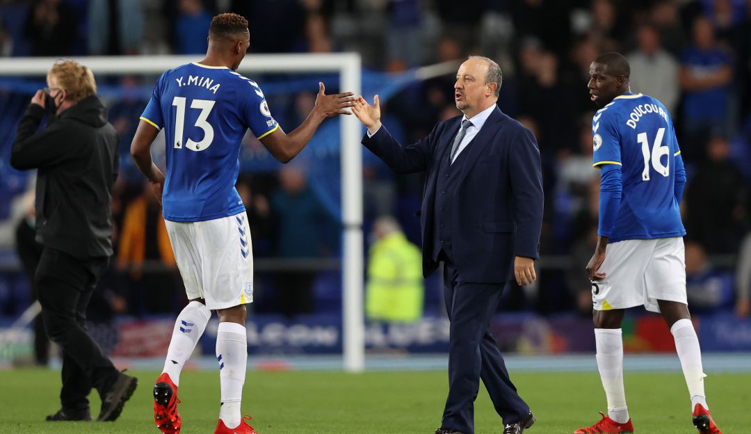 Yerry Mina se saluda con Rafael Benítez al finalizar el partido. Yerry Mina se saluda con Rafael Benítez al finalizar el partido.