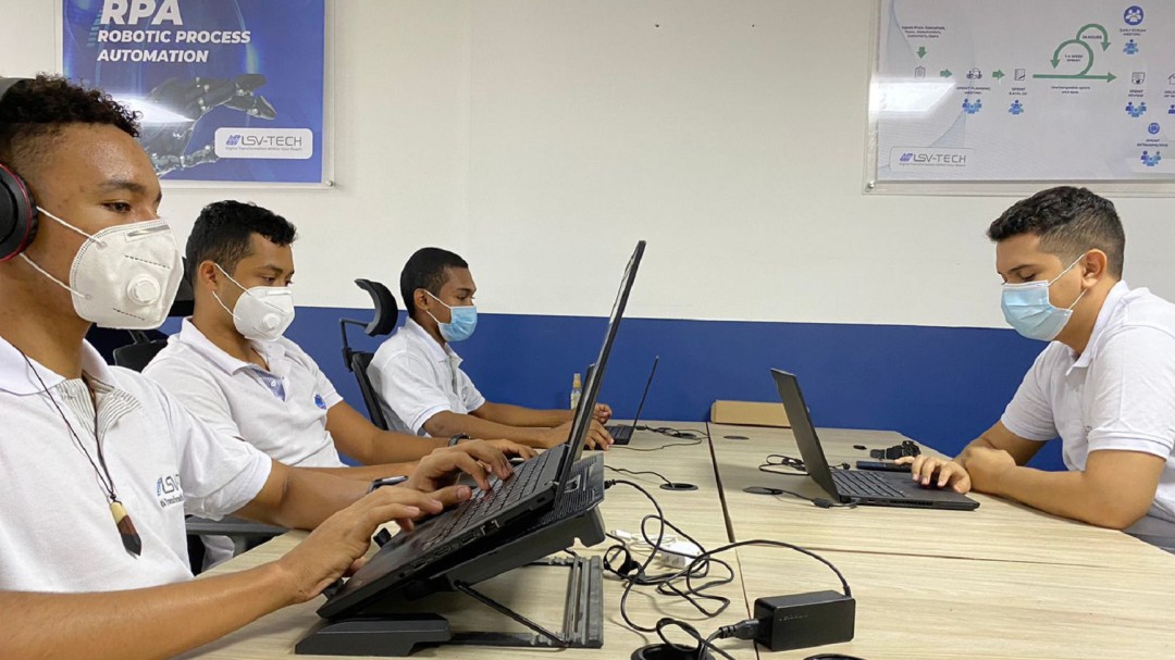 Jóvenes de Cartagena se capacitan en tecnología