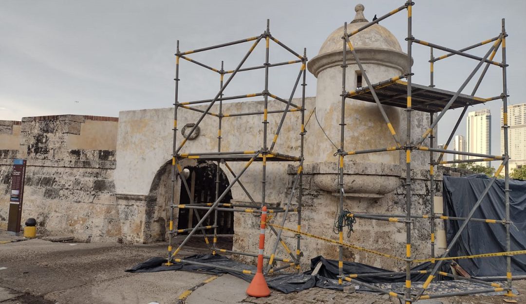 La polémica fortificación que fue pintada en su fachada está siendo intervenida por requerimiento del Ministerio de Cultura La polémica fortificación que fue pintada en su fachada está siendo intervenida por requerimiento del Ministerio de Cultura