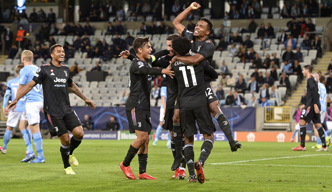 Juan Guillermo Cuadrado celebra junto a Alex Sandro el primer gol de la Juventus. Juan Guillermo Cuadrado celebra junto a Alex Sandro el primer gol de la Juventus.