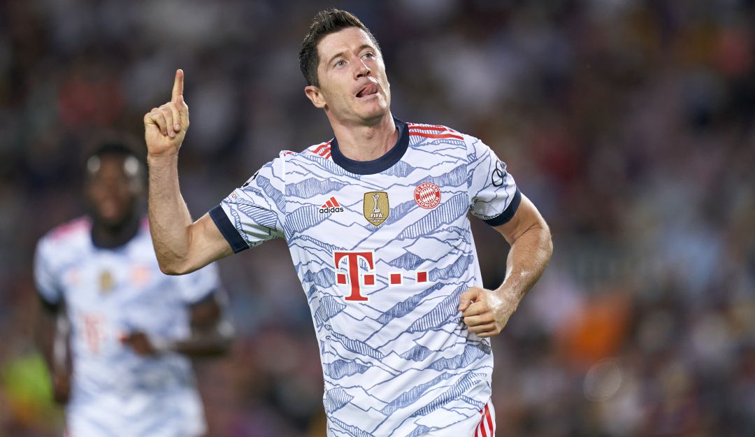 Robert Lewandowski festeja uno de sus dos goles en el Camp Nou. Robert Lewandowski festeja uno de sus dos goles en el Camp Nou.