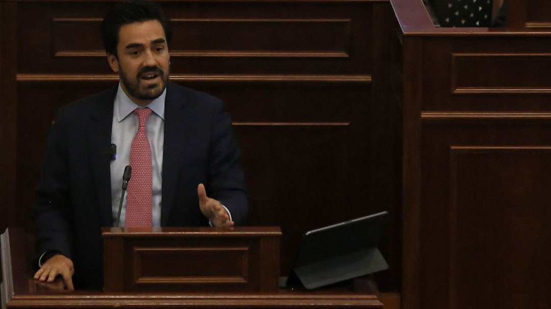 Gabriel Santos acusa de 'sepulturera' a presidenta de Cámara Jennifer Arias
