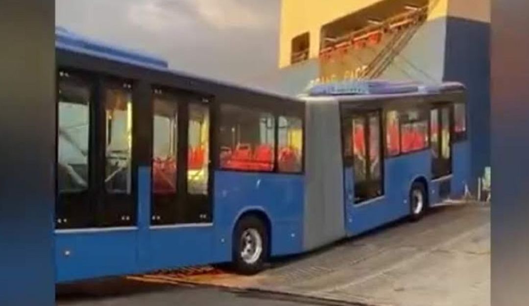 Tiene una capacidad para transportar 180 pasajeros, 4 puertas abatibles y una autonomía de recorrido de 300 kilómetros. Tiene una capacidad para transportar 180 pasajeros, 4 puertas abatibles y una autonomía de recorrido de 300 kilómetros.
